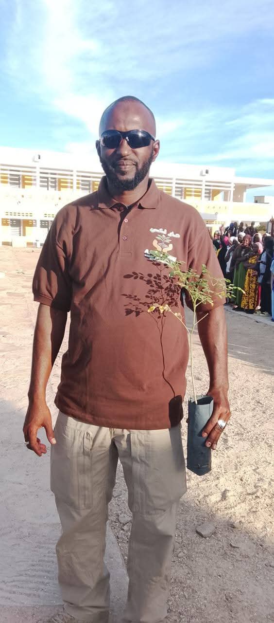 Collège Sebkha 1 — une jeune plante prête à être mise en terre